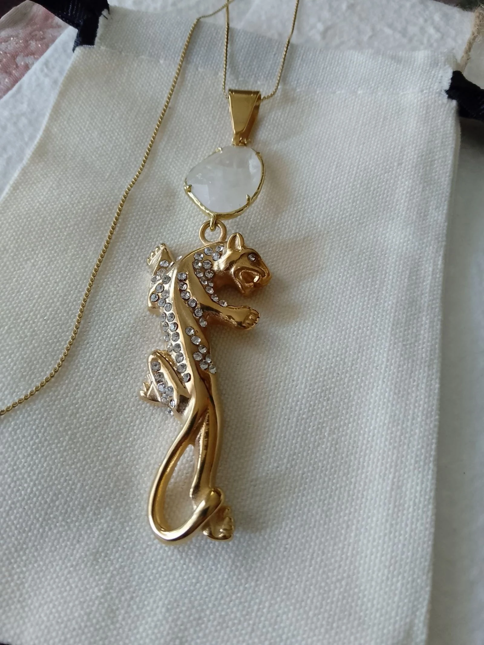 Collier panthère dorée connecteur en cristal de roche 